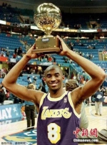 资料图：1997年的全明星扣篮大赛上，科比用一记单手暴扣赢得了当年的扣篮赛冠军，也是获此奖项史上最年轻球员。 - 新浪广东