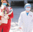 ■昨日，广州市首例新型冠状病毒感染的肺炎治愈者出院。新快报记者 毕志毅/摄 - 新浪广东