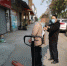 潜逃17年的凶案嫌疑人（左）因为盗窃叉车被抓 - 新浪广东