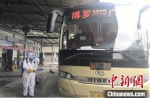 工作人员在对班车进行消毒。　郑海涛 摄 - 新浪广东