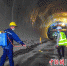 图为工人在隧道施工现场喷洒消毒水，做足疫情防控措施 惠阳区委宣传部供图 - 中国新闻社广东分社主办