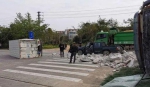 一重型货车失控翻车致四车相撞 过路女子徒手救人 - 新浪广东