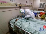 90后护士收起嫁衣奔赴一线 给2岁半患儿当护士妈妈 - 新浪广东