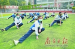 　　深圳初三学生按照错峰、划片、画点的方式的开展体育训练。 - 新浪广东