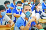 　　深圳一名初三学生佩戴防护口罩上课。 - 新浪广东