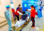地铁员工照顾这位“准妈妈”直到120医护人员到来。信息时报记者 陈文杰 摄 - 新浪广东