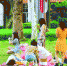 女孩子们穿着各色花裙子一边野餐一边拍照 - 新浪广东