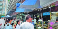 连日来，广州加强对农贸市场、零售药店、餐饮单位等重点场所督导检查，并配合疾控部门抽样重点食品。受访者供图 - 新浪广东