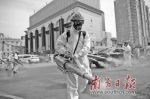 北京蓝天救援队队员在岳各庄批发市场开展消杀作业。 - 新浪广东