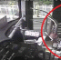 一男子砸烂公交车防护玻璃致司机受伤，刑拘！ - 广东大洋网