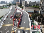 广州海珠涌大桥的“桥中屋”   姬东 摄 - 新浪广东