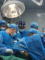 5000米高原上救治受伤藏民，广州医生边吸氧边手术 - 广东大洋网
