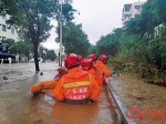 消防队员涉水前往救援 - 新浪广东