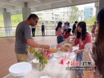 师生们品尝各式月饼。林大森供图 - 中国新闻社广东分社主办