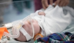 刚出生宝宝仅两瓶矿泉水重，在这里住了406天后…… - News.Timedg.Com