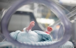 刚出生宝宝仅两瓶矿泉水重，在这里住了406天后…… - News.Timedg.Com
