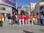 元旦佳节，旅游志愿者为羊城风景“添红装” - 广东大洋网
