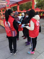 元旦佳节，旅游志愿者为羊城风景“添红装” - 广东大洋网