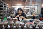 潮州市联源陶瓷制作有限公司的工作人员在彩绘陶瓷。陈楚红 摄 - 中国新闻社广东分社主办
