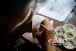潮州市联源陶瓷制作有限公司的工作人员在彩绘陶瓷。陈楚红 摄 - 中国新闻社广东分社主办