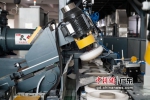 潮州市松发陶瓷工厂的自动化生产线上，机器在进行陶瓷制作工作。陈楚红 摄 - 中国新闻社广东分社主办