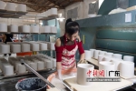 潮州市联源陶瓷制作有限公司的工作人员给陶瓷上釉。陈楚红 摄 - 中国新闻社广东分社主办