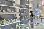 一名女子在潮州市联源陶瓷制作有限公司的展厅参观瓷器。陈楚红 摄 - 中国新闻社广东分社主办