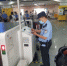 男子不配合地铁安检强行冲卡被警方截停教育 - 广东大洋网