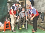 海珠“三人小组”上门服务为封闭楼栋居民健康监测 - 广东大洋网