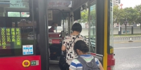 戴口罩、测体温……广州市民有序乘坐公交车 - 广东大洋网