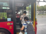 戴口罩、测体温……广州市民有序乘坐公交车 - 广东大洋网