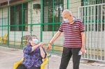 “父女兵”上阵 一同呵护养老院里的120多位老人 - 广东大洋网