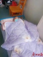 单亲爸爸突然病危，唯有11岁儿子守在医院十余天 - 广东大洋网