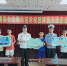 揭阳市公安局交警在崇文中心小学组织开展开学第一课交通安全活动。新华网发 - 新浪广东