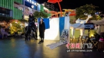 原创街头戏剧《白气球》在珠海玖洲道购物公园上演。 作者 邓俊杰 - 中国新闻社广东分社主办