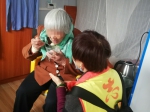 俏奶奶艺术团志愿者为困境长者送去爱心汤圆 - 新浪广东