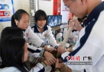 学生们学习制作红军茶。任海霞摄影 - 中国新闻社广东分社主办
