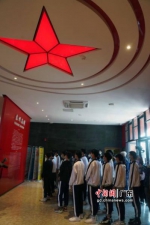 学生们在高潭革命历史陈列馆参观。任海霞摄影 - 中国新闻社广东分社主办