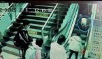 化险为夷！旅客乘扶梯意外摔倒，幸好他们及时出手 - 广东大洋网