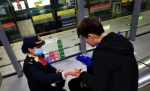 男子在广州地铁车厢内突然晕倒，司机为他临时停车1分钟 - 广东大洋网