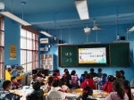 孩子们在毕业后公益图书馆进行交流与分享 - 新浪广东