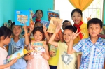 志愿者陪伴孩子们阅读 - 新浪广东