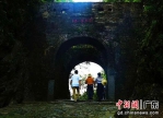 经过生态修复后的梅关古道吸引来大批游客　冯建奎 摄 - 中国新闻社广东分社主办