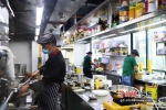 麦村村田园火车餐厅的厨师在烹饪粤菜佳肴。陈楚红 摄 - 中国新闻社广东分社主办