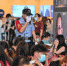 广铁警方在广州南站候车大厅内指引旅客佩戴口罩。 作者 陈骥旻 - 中国新闻社广东分社主办