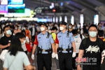 广铁警方在广州南站进站大厅内巡逻。 作者 陈骥旻 - 中国新闻社广东分社主办