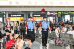 广铁警方在广州南站候车大厅内巡逻。 作者 陈骥旻 - 中国新闻社广东分社主办