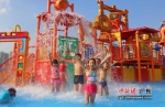 图为游客在深圳欢乐谷玛雅水公园戏水。 作者 深圳欢乐谷 供图 - 中国新闻社广东分社主办