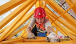 中建二局华南公司28岁的机械管理员付瑞雪爬上塔吊进行塔吊安全检查，受访者供图 - 中国新闻社广东分社主办