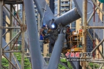 图为工人进行钢结构焊接。 作者 李小勇 摄 - 中国新闻社广东分社主办